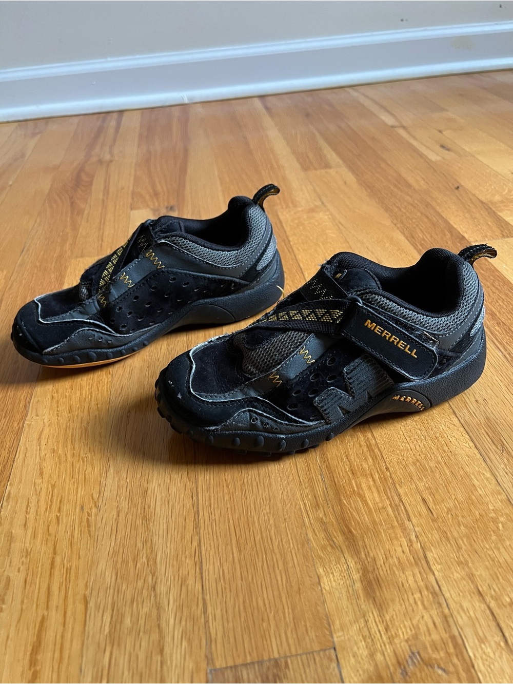 Merrell Intercept Black/ Gray w/ Yellow Kids size 1 Velcro Closure Trail Sneaker